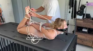 Menina pequena em hogtie