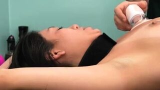 Senhorita Mia – Tortura de Cócegas na Mesa de Bondage
